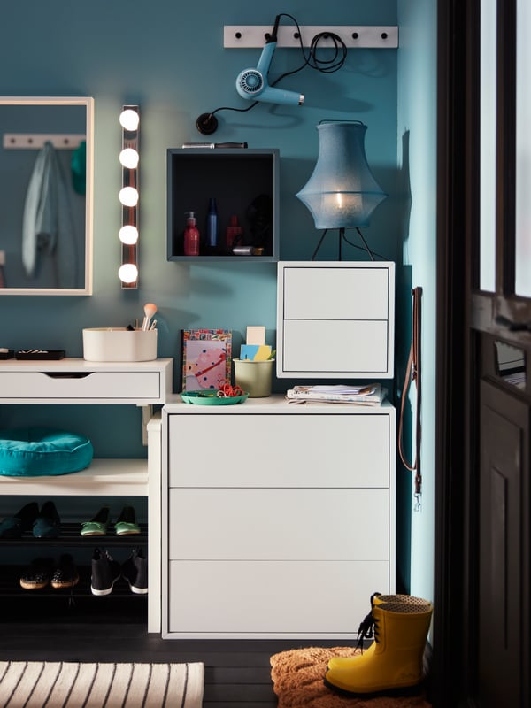 Applique à LED LEDSJÖ en acier inoxydable, avec étagère murale EKET gris-turquoise et armoires blanches.