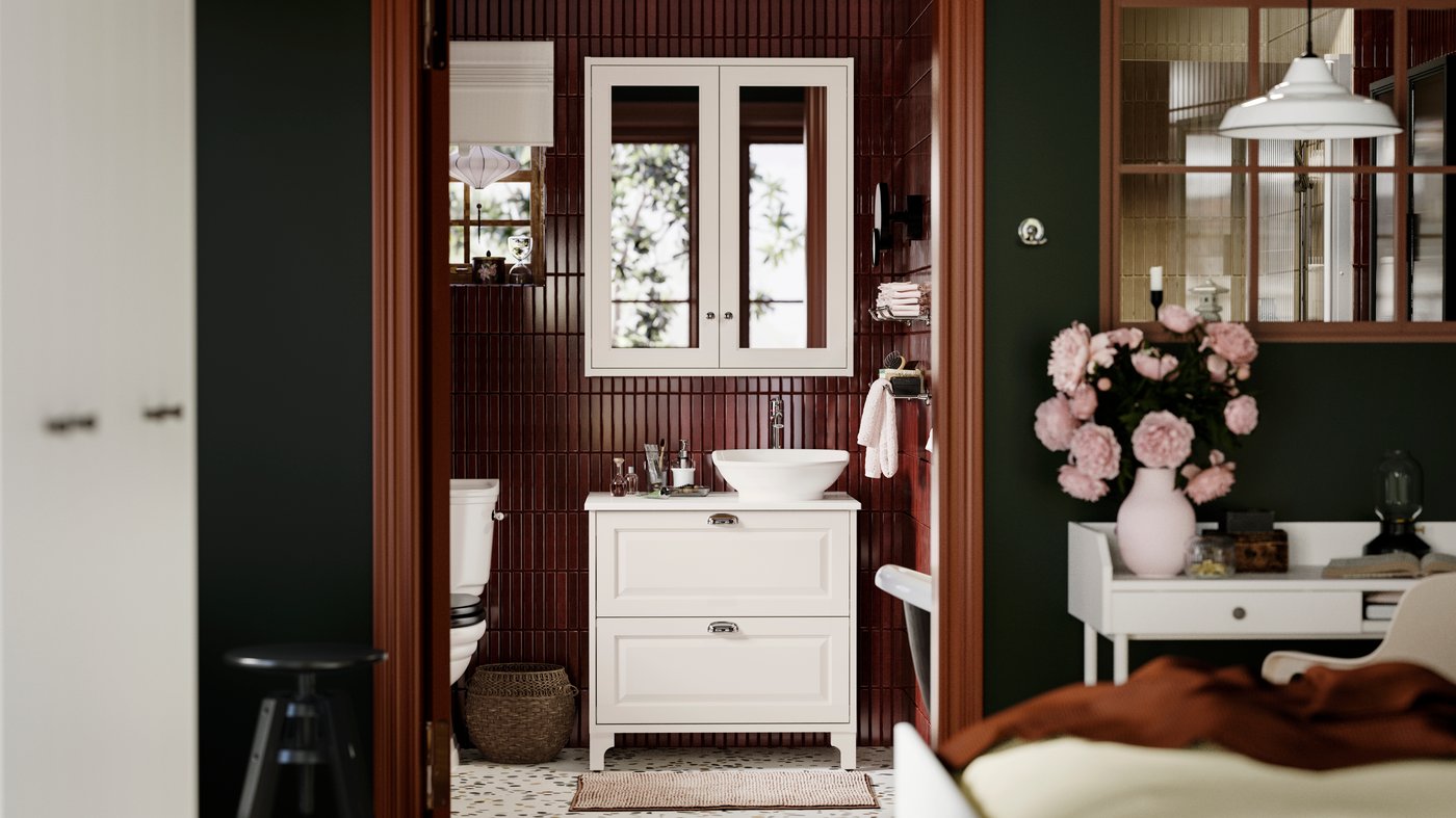 Une salle de bains contemporaine avec sol terrazzo, meuble lavabo TÄNNFORSEN et mur carrelé bourgogne foncé.