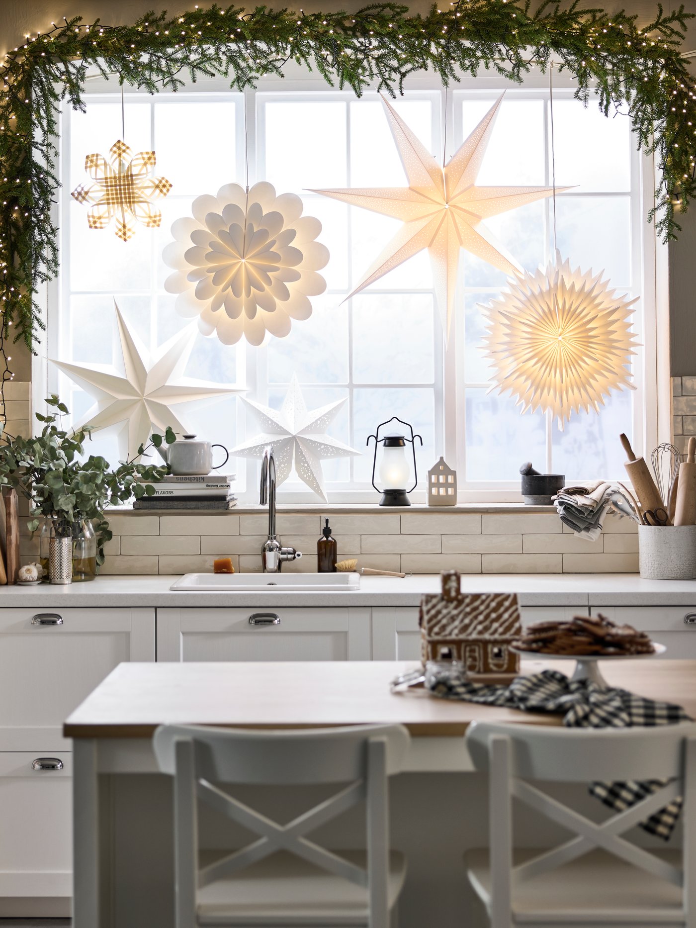 An outdoor metal/dimmable black STRÅLA LED table lamp in the kitchen
