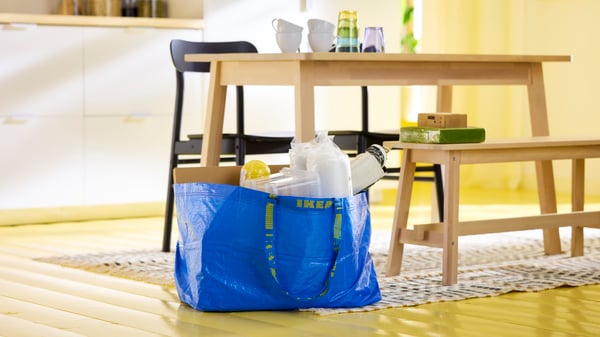 A blue FRAKTA carrier bag, large in the kitchen