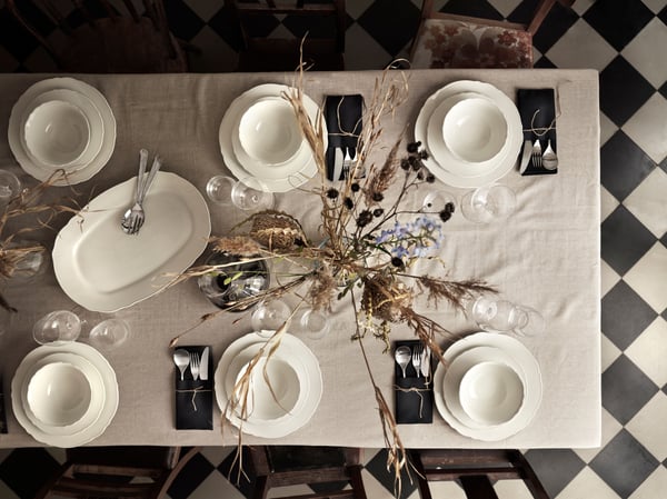 Un plato UPPLAGA blanco.