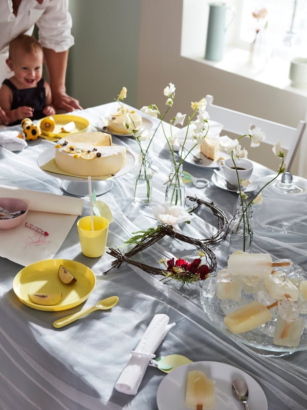Mesa donde hay una niña con su plato amarillo KALAS.