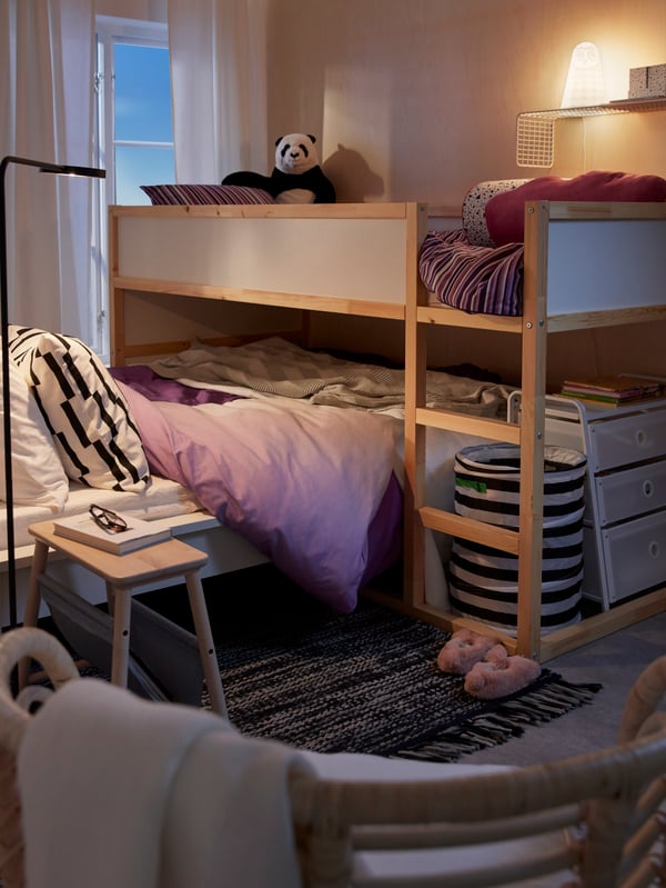 Ein weiss-schwarzer KINNEN-Kissenbezug im Schlafzimmer