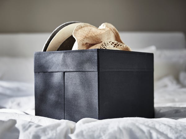 A black DRÖNA box