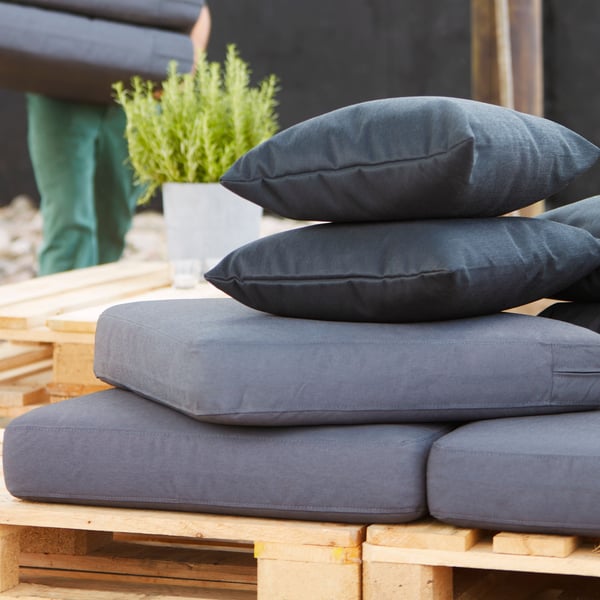 Une pile de coussins d’extérieur FRÖSÖN.