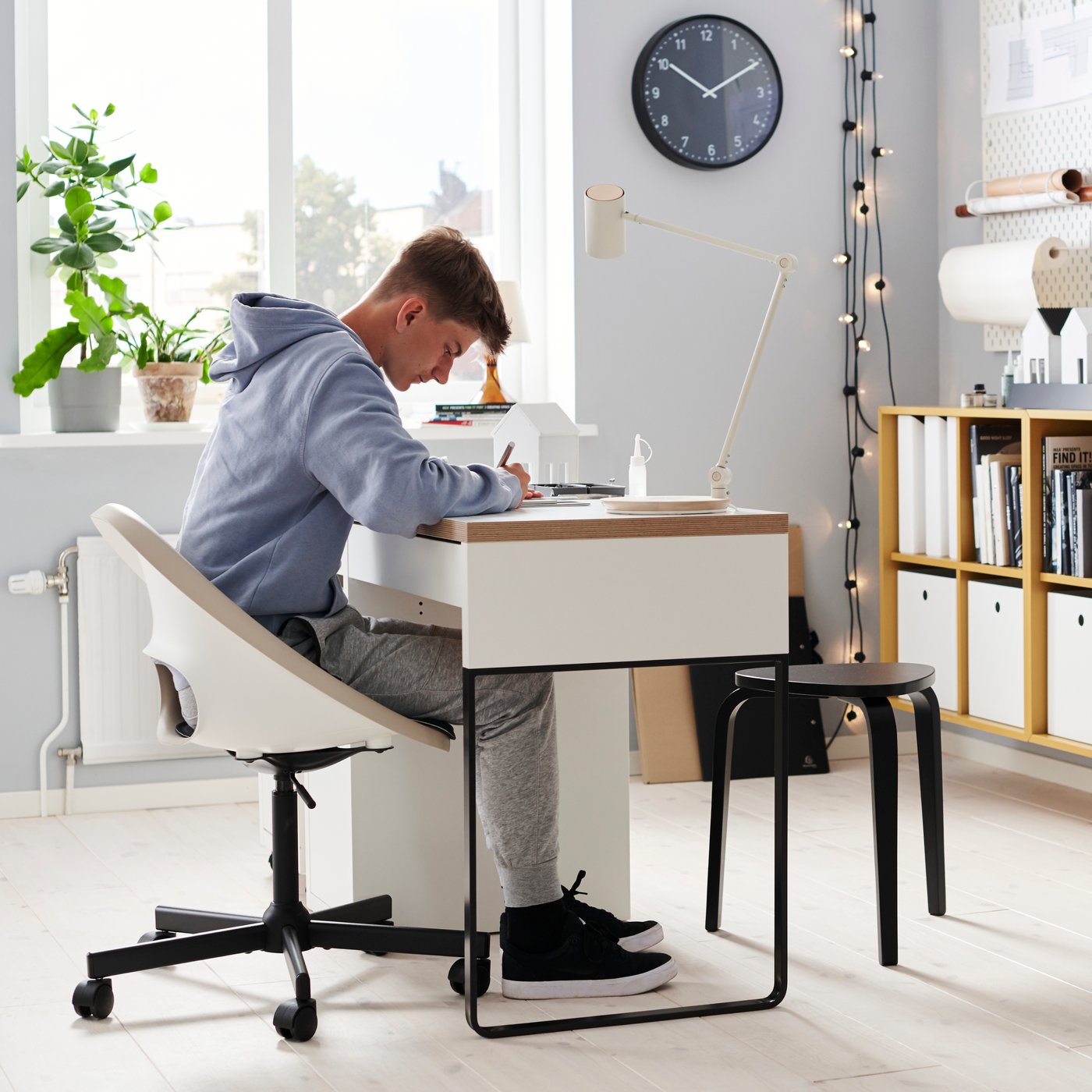 A white/anthracite MICKE desk