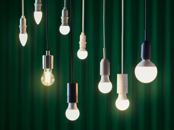 A globe clear SOLHETTA LED bulb E27 470 lumen