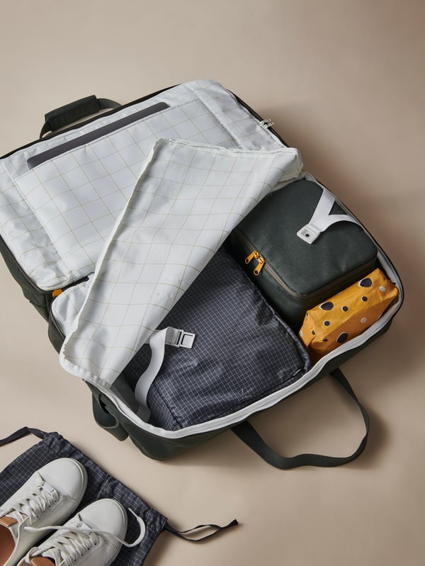 An olive-green DRÖMSÄCK weekend bag outside