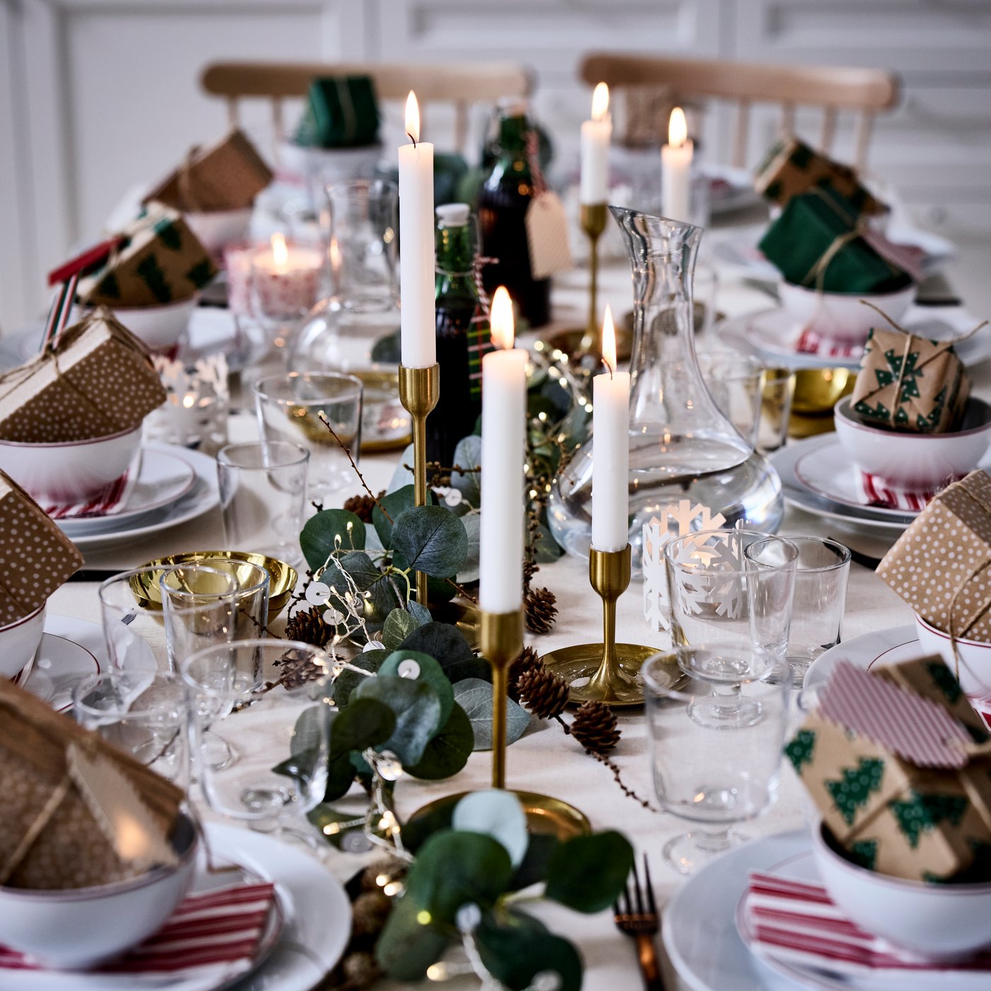 A battery-operated mini STRÅLA LED lighting chain with 160 lights in the dining room