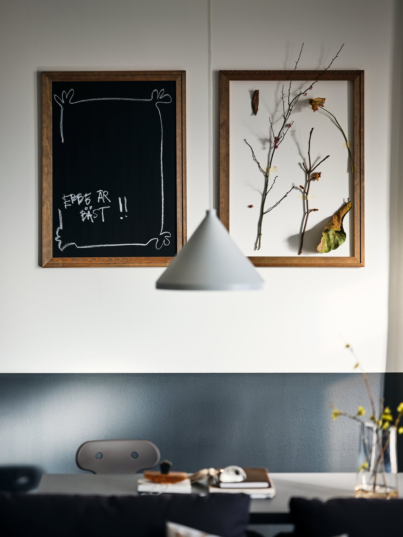 Een witte NÄVLINGE hanglamp lamp in de werkkamer thuis