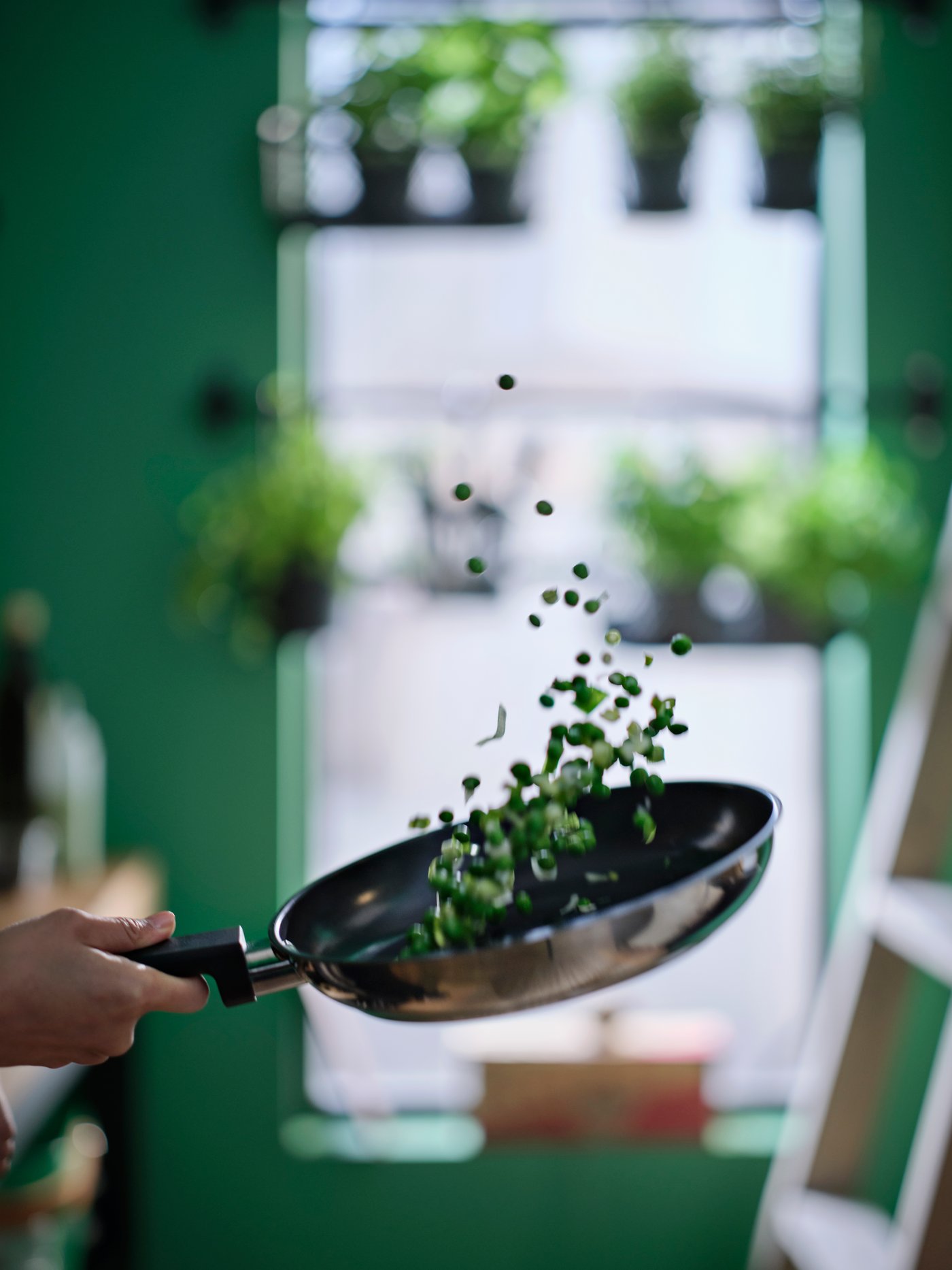 A non-stick coating/stainless steel MIDDAGSMAT frying pan