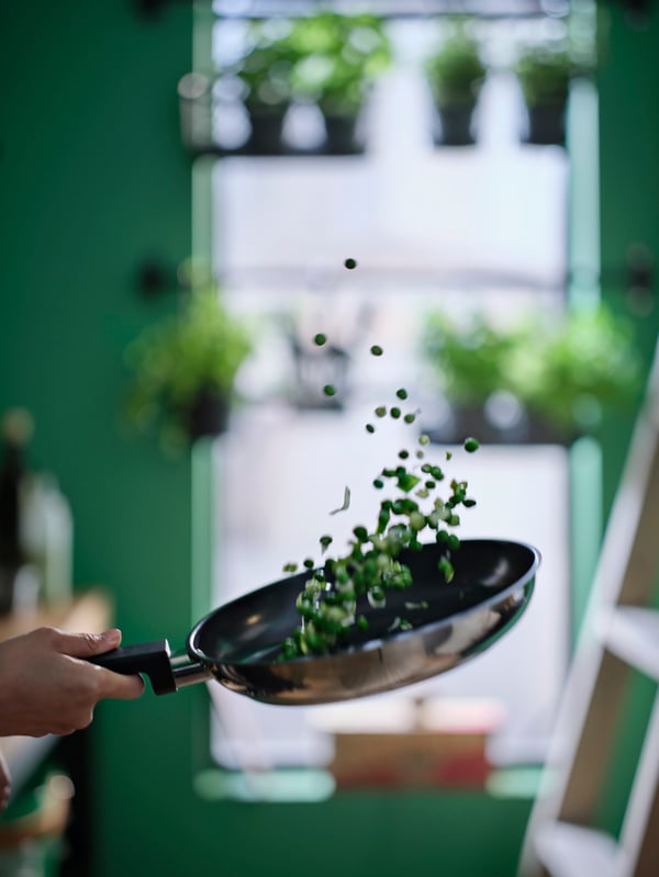A non-stick coating/stainless steel MIDDAGSMAT frying pan