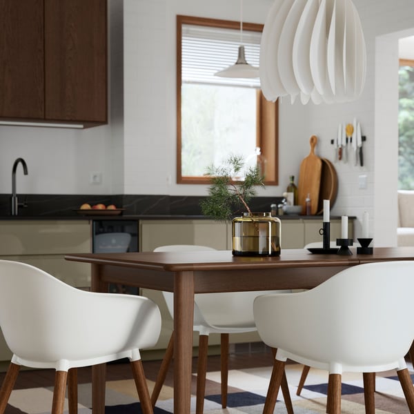 Zoom a una mesa de comedor SKANSNÄS con sillas GRÖNSTA.