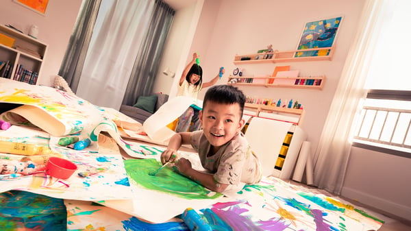 子どもたちが塗り絵などで楽しそうに遊んでいる様子
