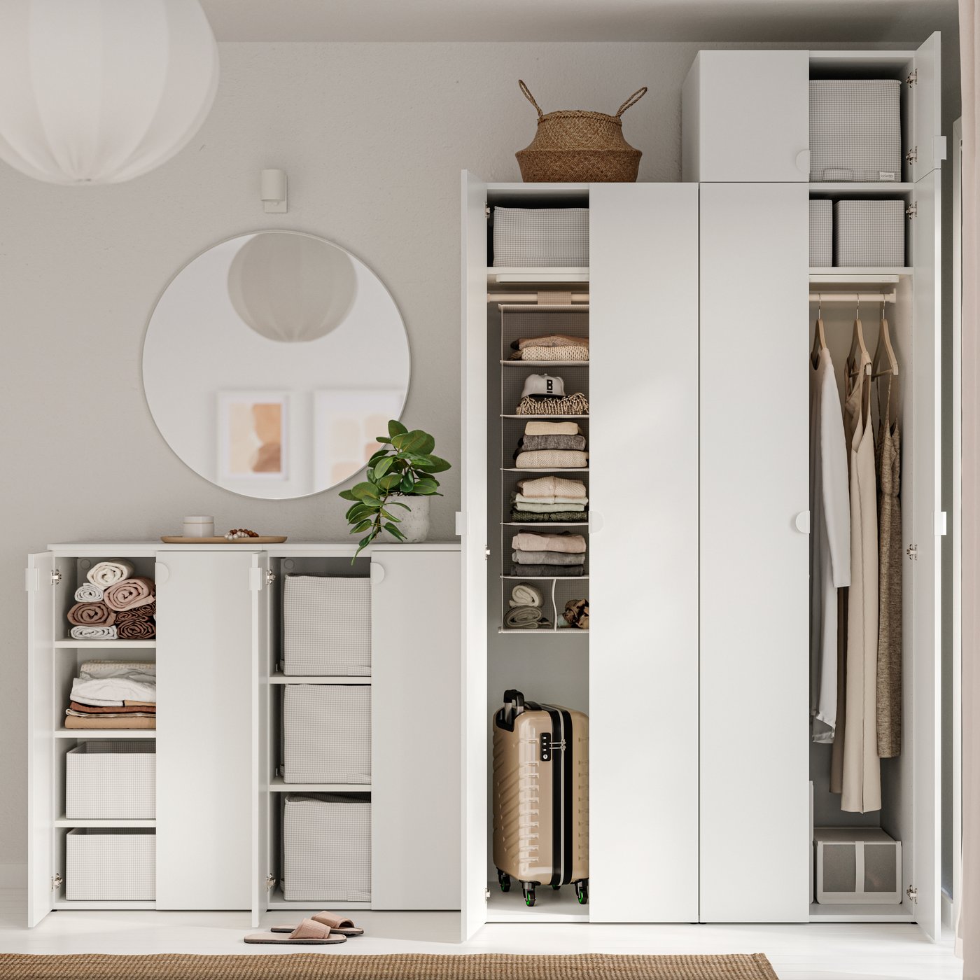 Une suspension REGNSKUR blanche dans la chambre à coucher