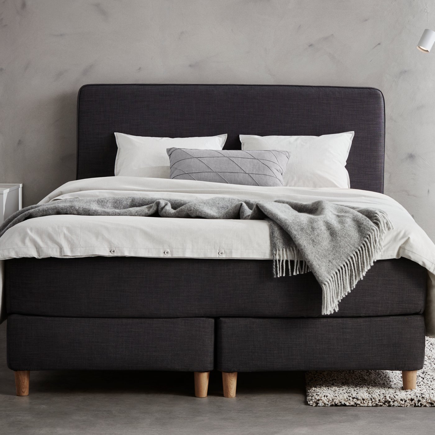 A Valevåg firm/Tuddal dark grey DUNVIK divan bed in the bedroom.