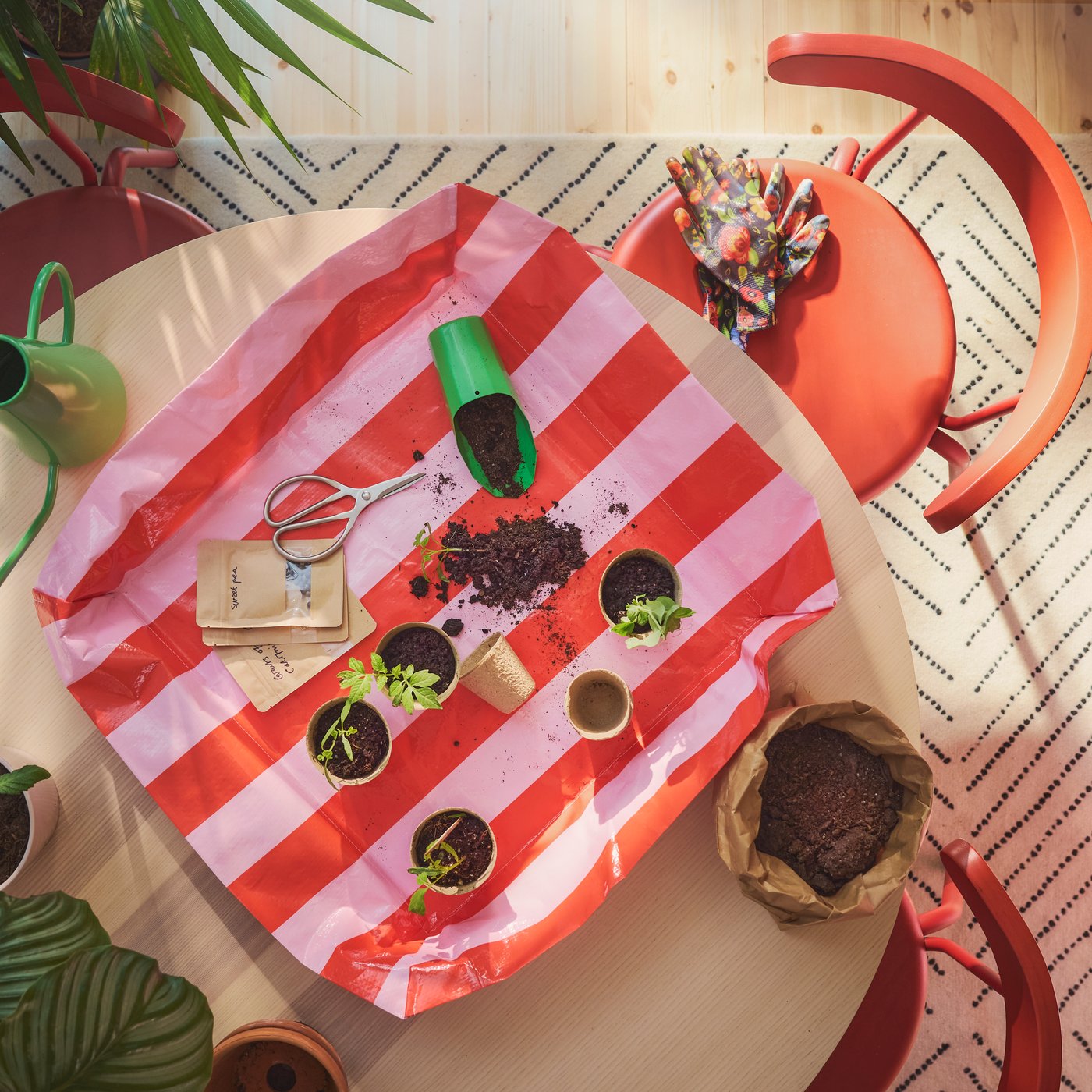 A striped pink/bright red DOFTRIPS potting mat