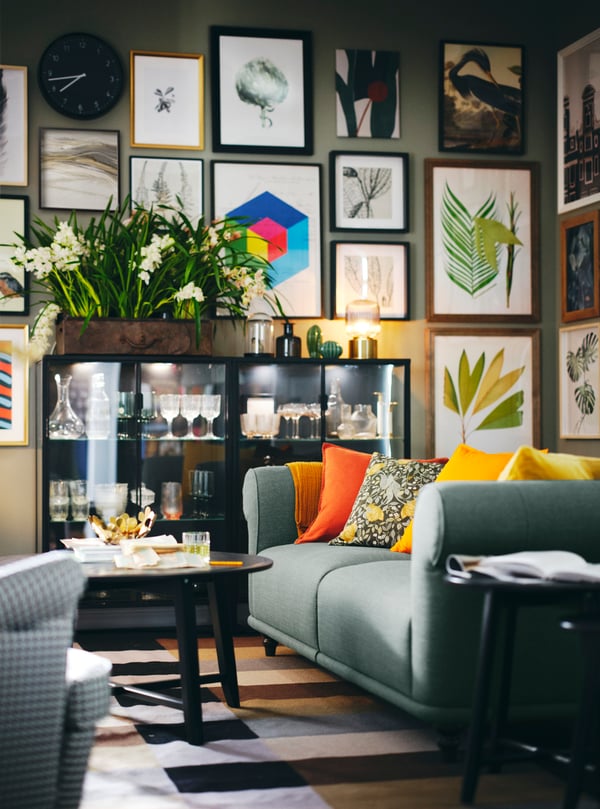 A living area with a black KRAGSTA coffee table and a VISKAFORS sofa next to two RUDSTA cabinets.