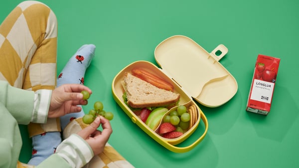 Une boîte à déjeuner jaune KAPTENSFISK