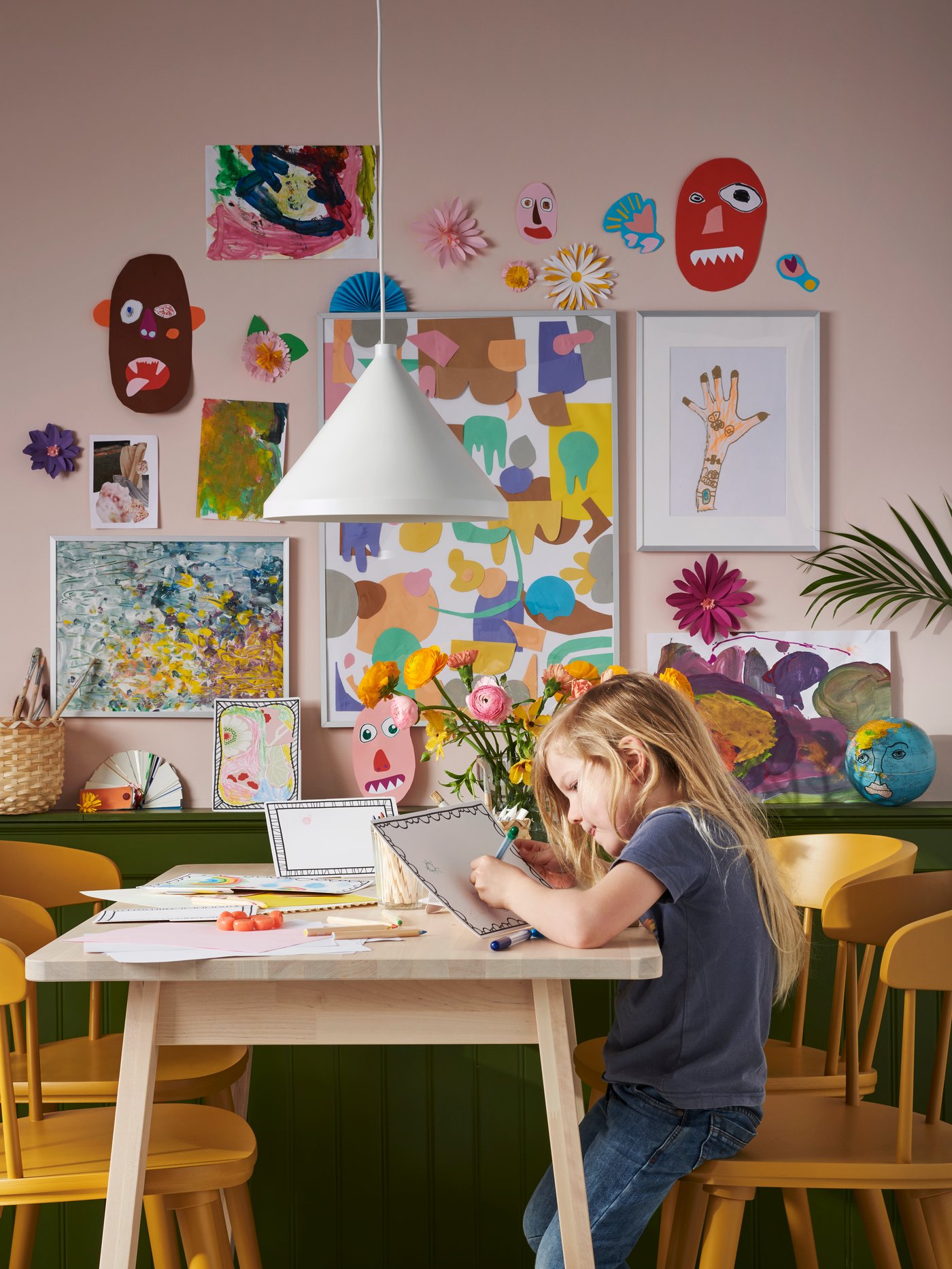 Ein Kind malt auf einem Birkenholz-Tisch NORRÅKER im Kinderzimmer ein Bild.