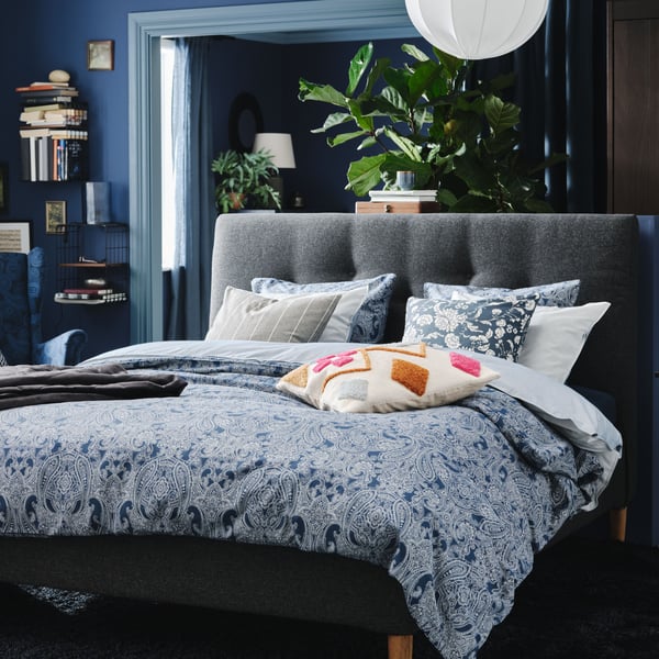 A grey ODDRUN throw in the bedroom