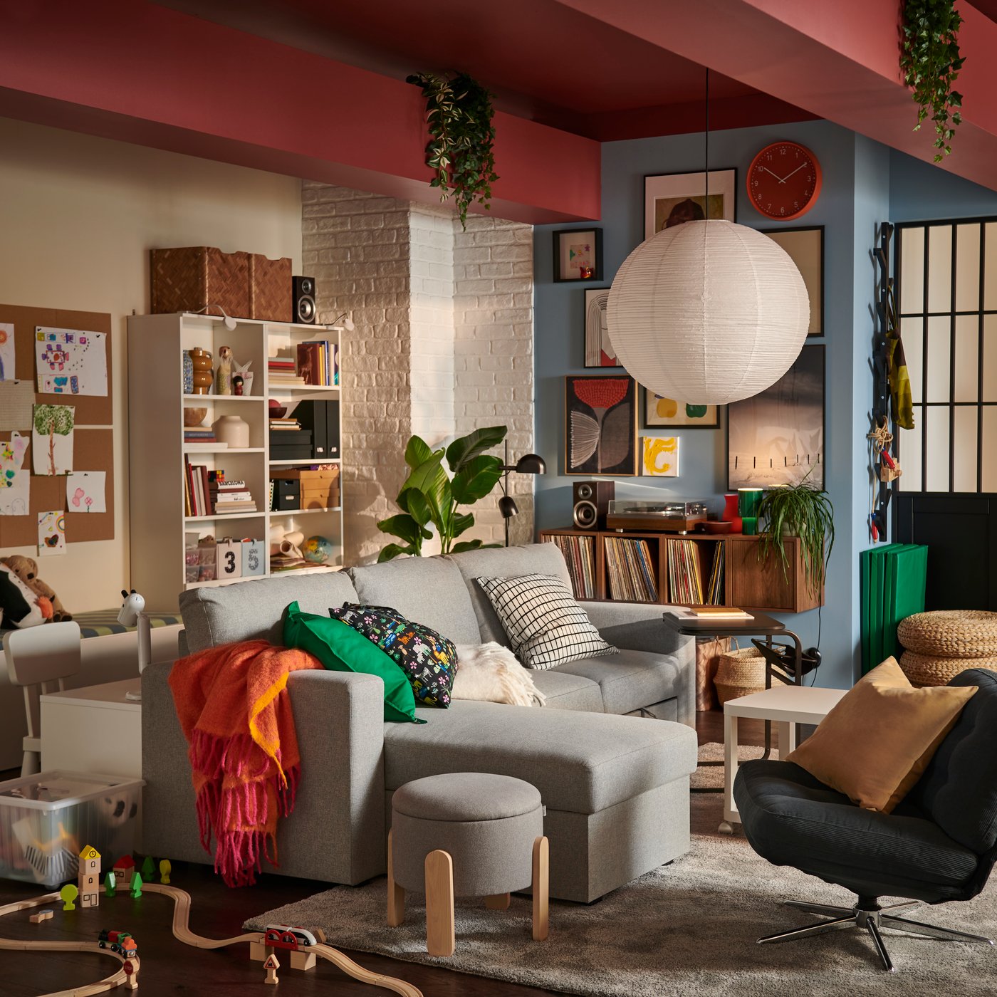 Es ist ein sonniges Wohnzimmer mit einem BÅRSLÖV 3er-Schlafsofa in Beige/Grau und einer Récamiere umgeben von verspieltem Dekor zu sehen.