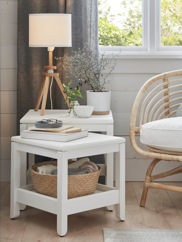 A white HAVSTA coffee table is placed in front of a sofa in a bright and airy living room with large windows.