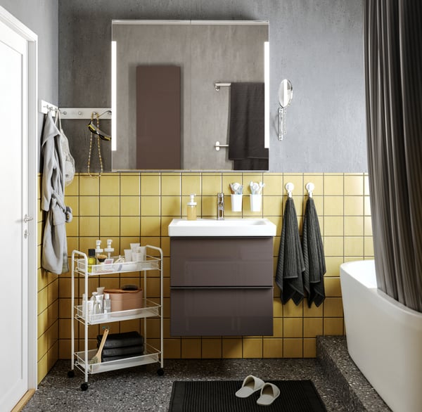 A dark grey ALSTERN bath mat in the bathroom