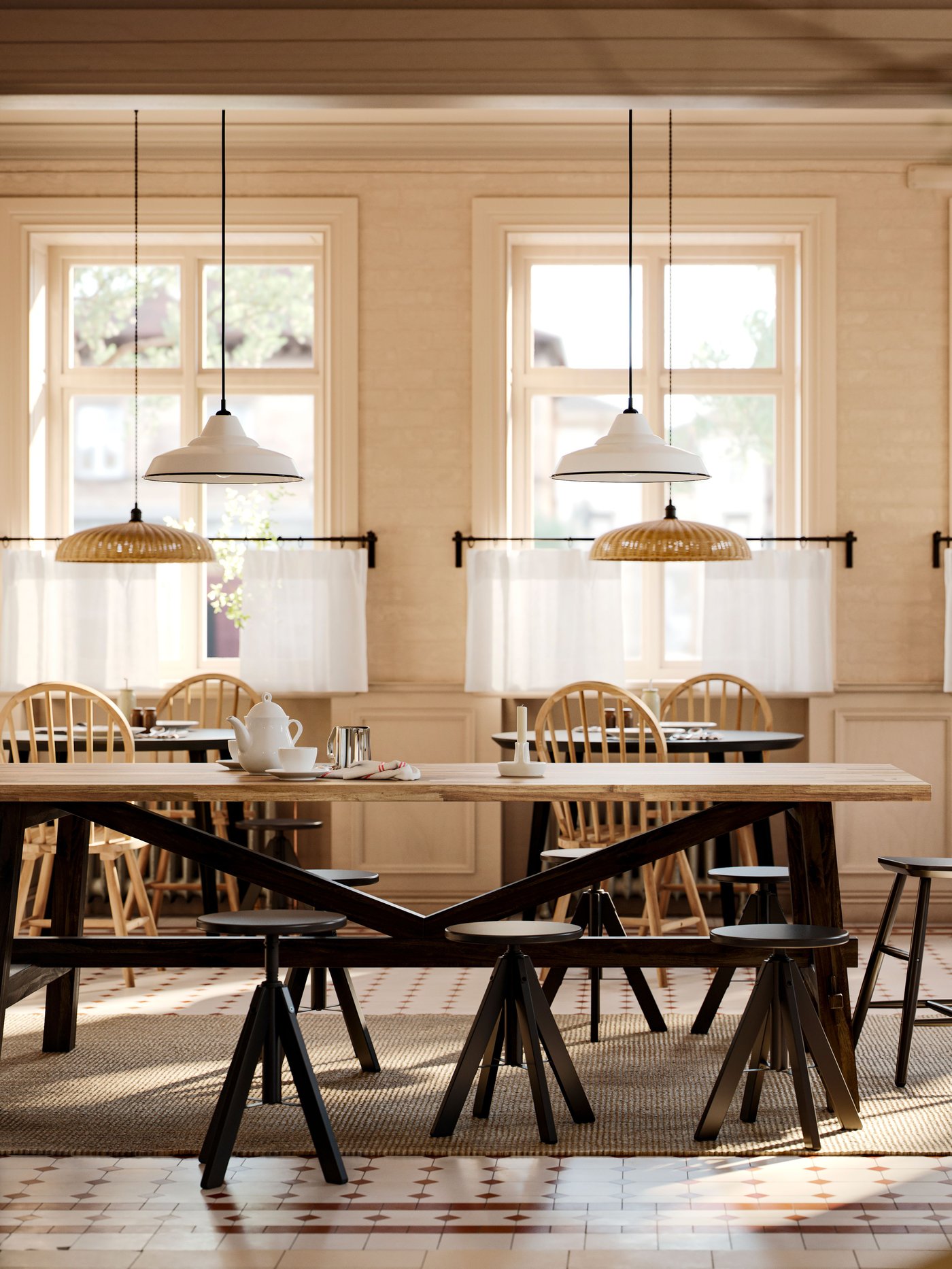 A natural LOHALS rug, flatwoven in the dining room