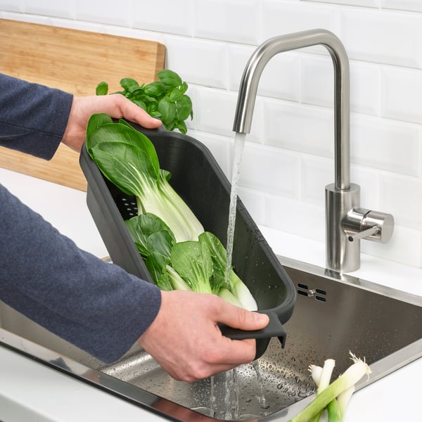 Silbernes Waschbecken auf einer weißen Arbeitsplatte Lillhavet Wasch behälter