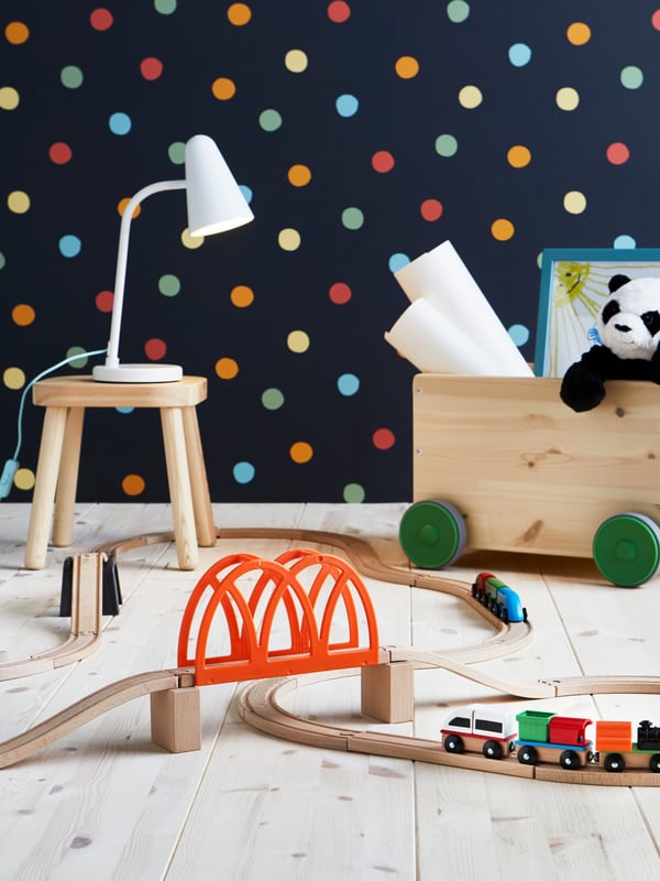 Autopista de madera LILLABO con puente de color naranjo en un dormitorio infantil.