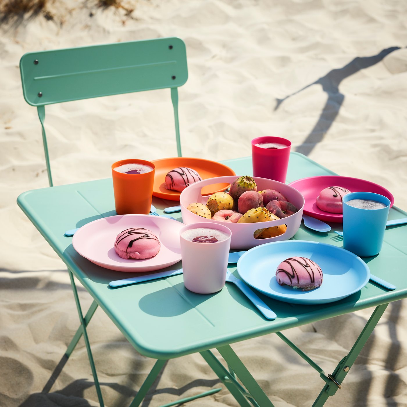 A pink/blue MARULK 21-pieces picnic set outside
