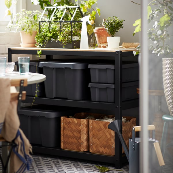 Caja KLÄMTARE gris oscuro con tapa, para interior/exterior.