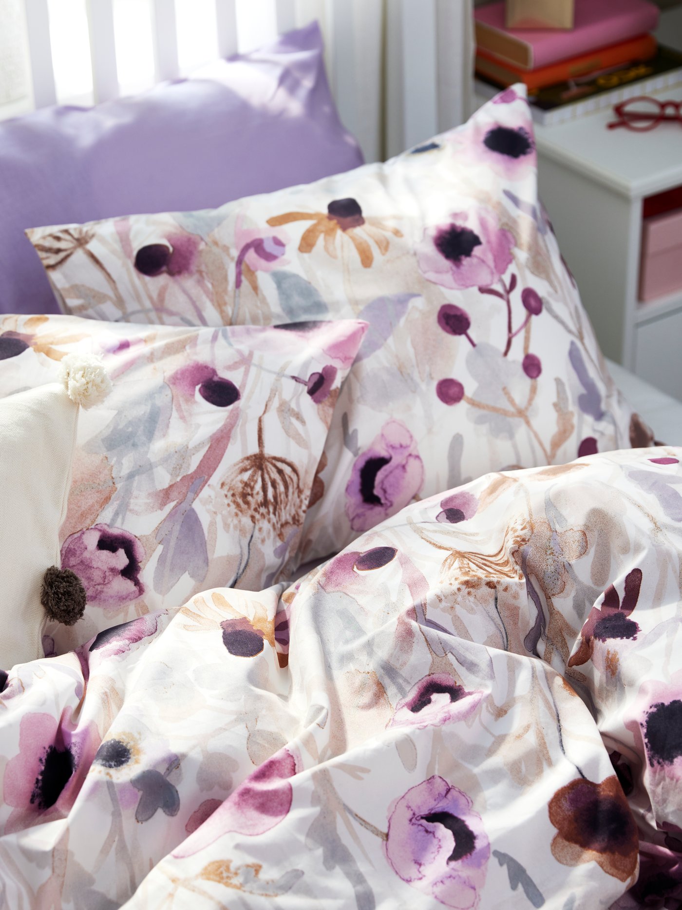 A LÖNNHÖSTMAL duvet cover with two pillow cases.