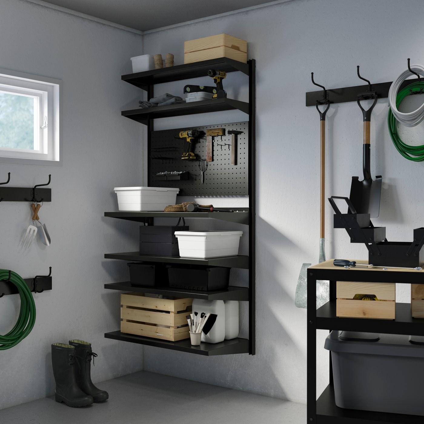 Hyllsystem i hörn av garage med staplade lådor, verktyg och trädgårdsutrustning som visar effektiv användning av liten yta.