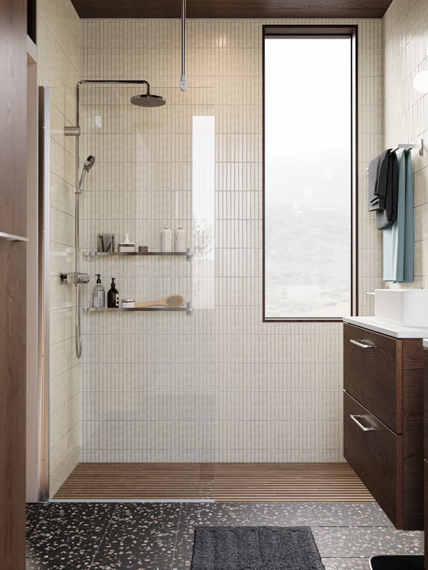 Un baño con una mampara de baño OPPEJEN.