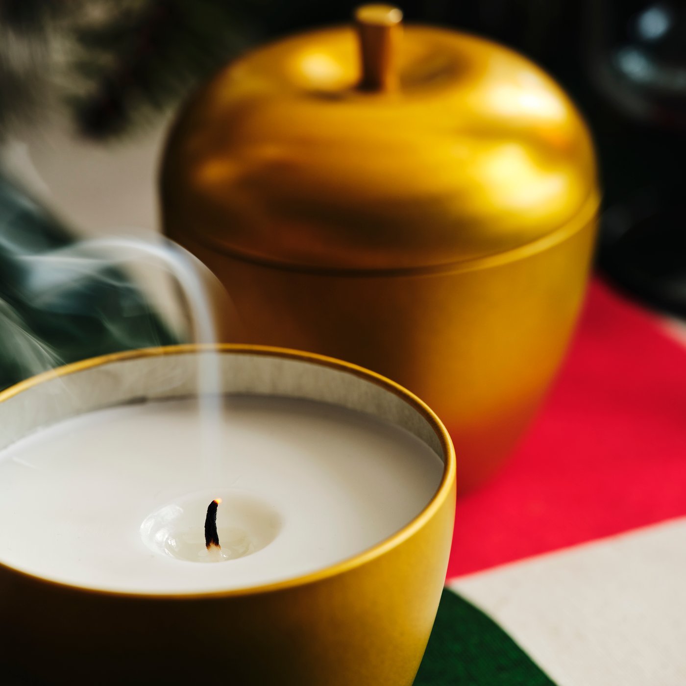 An apple-shaped/Apple and cinnamon gold-colour VINTERFINT scented candle in metal tin