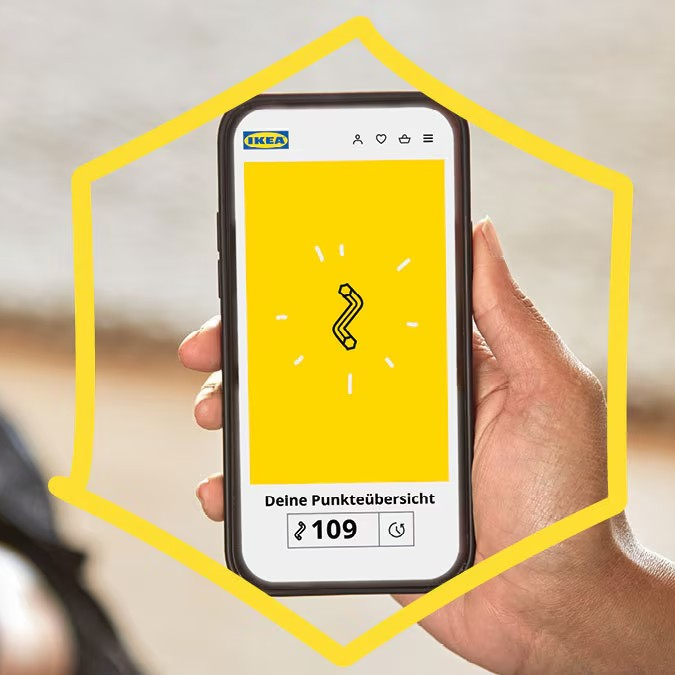 Nahaufnahme einer Frau, die auf ihr Handy schaut. Auf dem Handy ist ein gelber Hintergrund mit grafischem Inbusschlüssel des Treuebonus zu sehen.