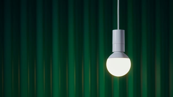 A dimmable/globe opal white SOLHETTA LED bulb E27 1521 lumen