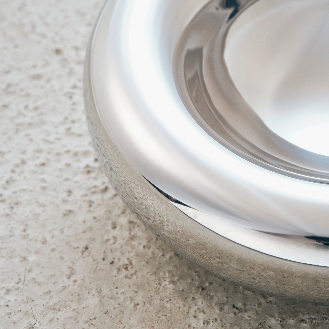 Lähedalt tehtud pilt läikivast metallkausist, mille Andu Masebo disainis IKEA KONSTRUNDA kollektsiooni jaoks.