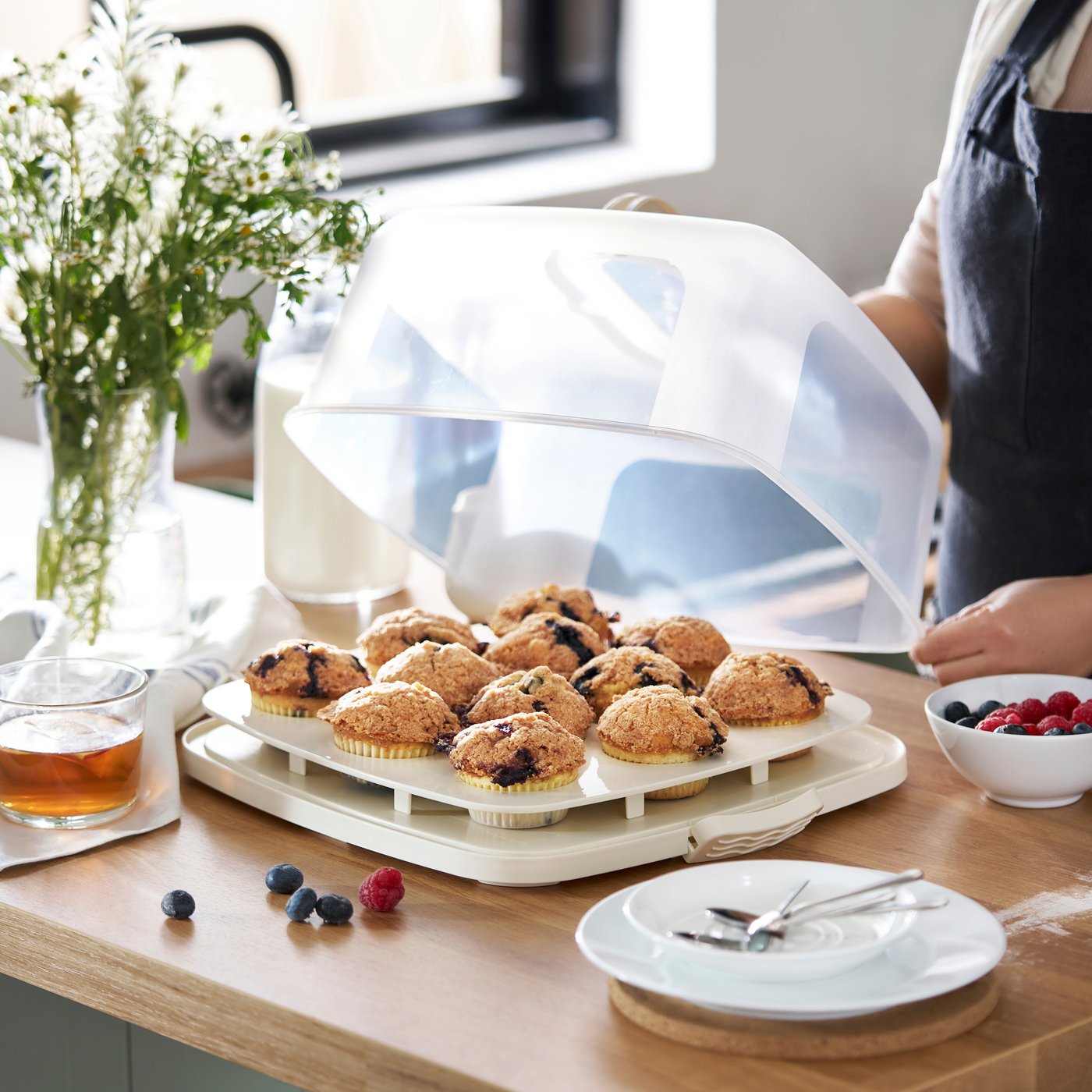 A white BAKTIDER cake platter with lid in the kitchen