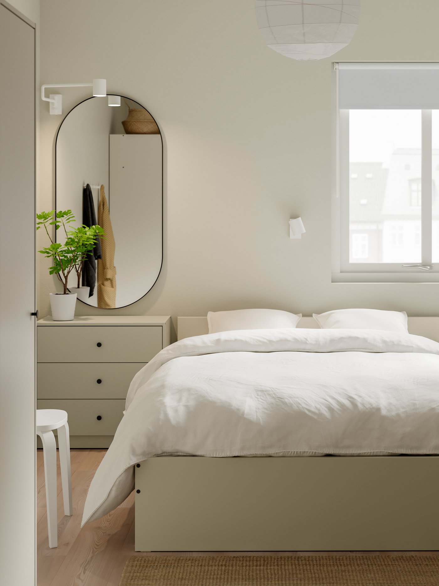 Beige byrå står bakom en beige säng.