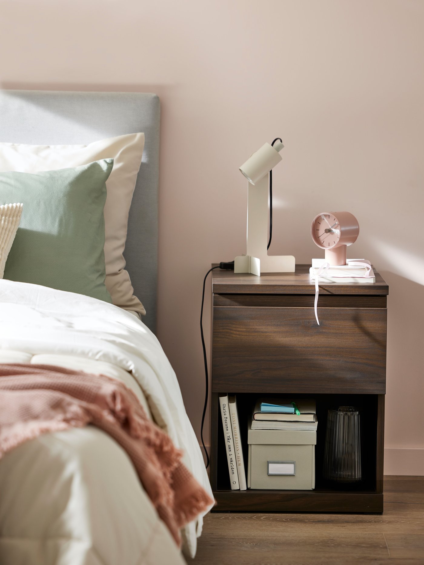 A light beige SANELA cushion cover in the bedroom