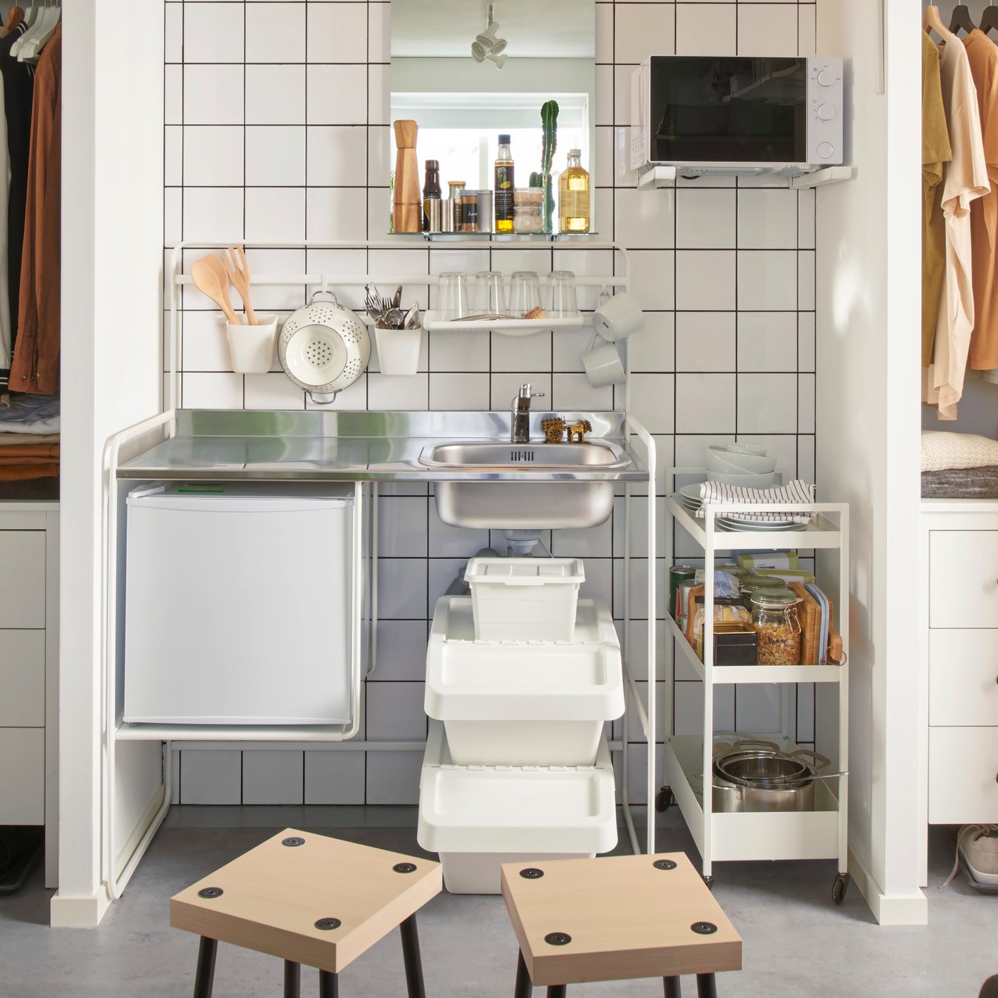 Dapur mini SUNNERSTA di ruang kecil, lengkap dengan troli dapur, tong sampah SORTERA dan banyak lagi.