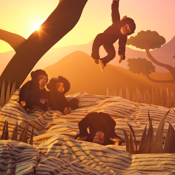 Vier SANDLÖPARE pluchen chimpansees hangen rond een boom. Op de achtergrond zien we de zonsondergang.