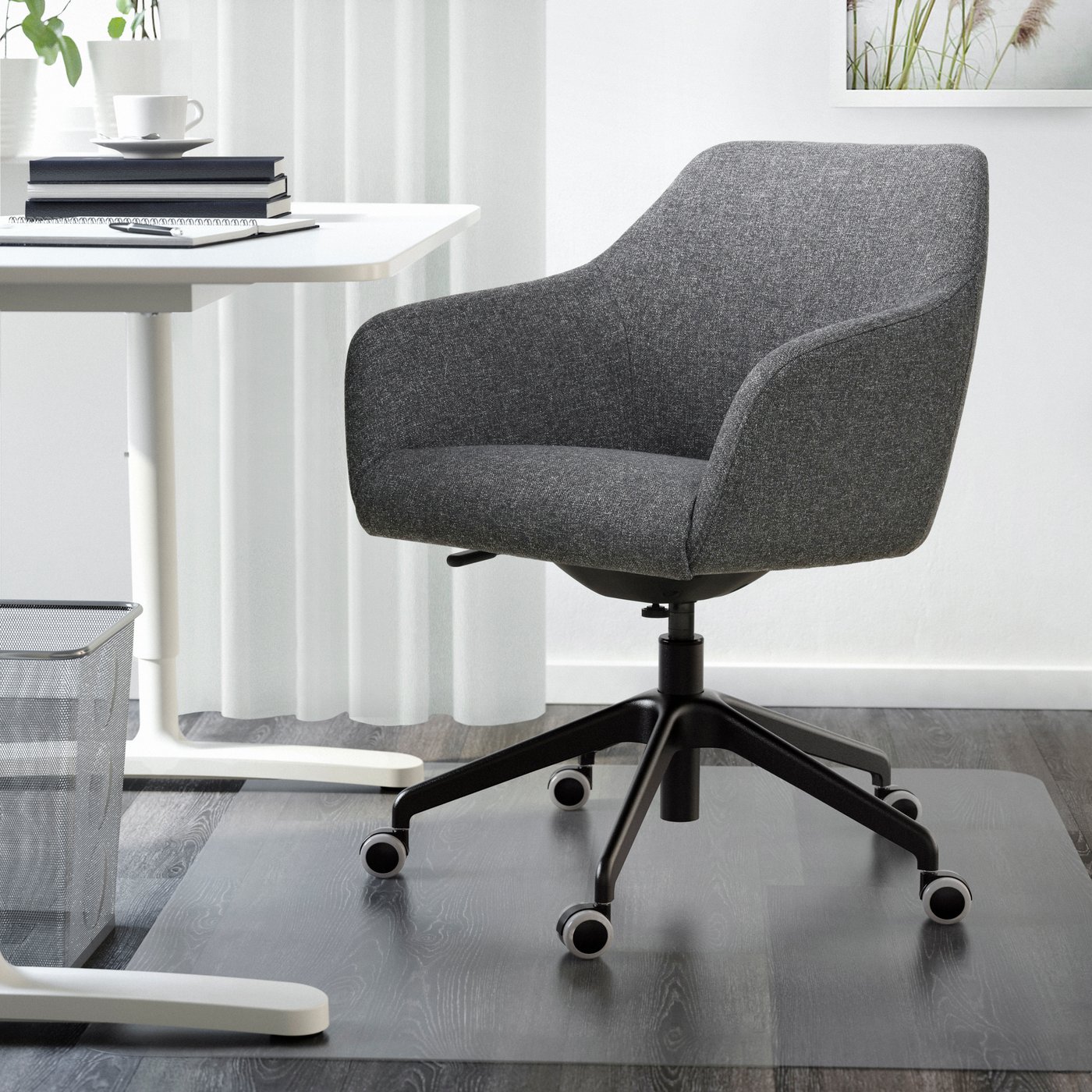 A Gunnared dark grey/black LÅNGFJÄLL conference chair