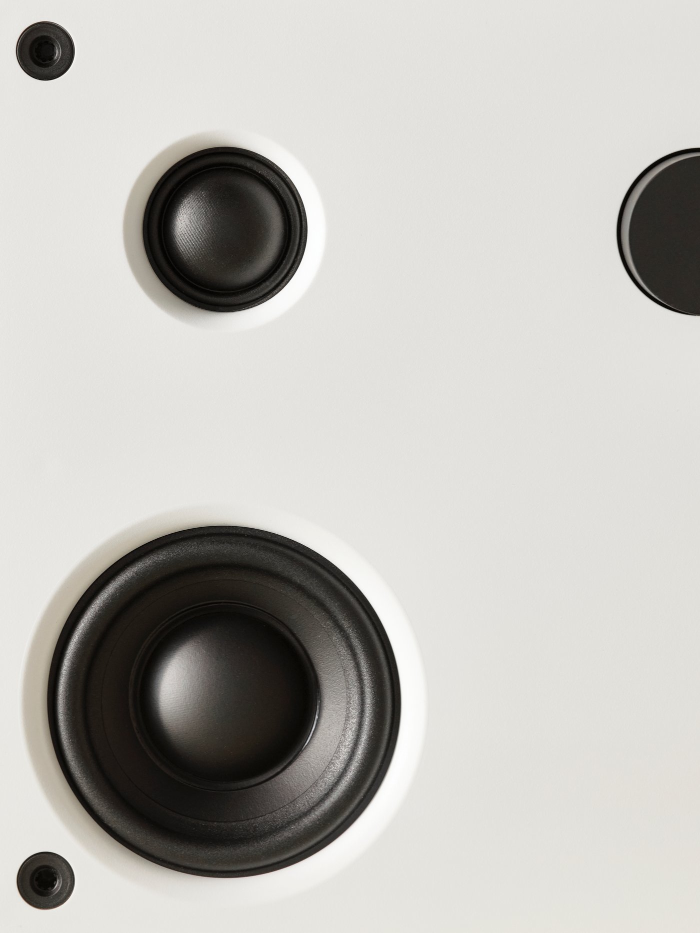 The front of a white VAPPEBY bluetooth speaker with the different speaker elements in black clearly visible.