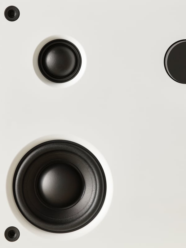 Framsidan av en vit VAPPEBY bluetooth-högtalare med de olika högtalarelementen i svart tydligt synliga.