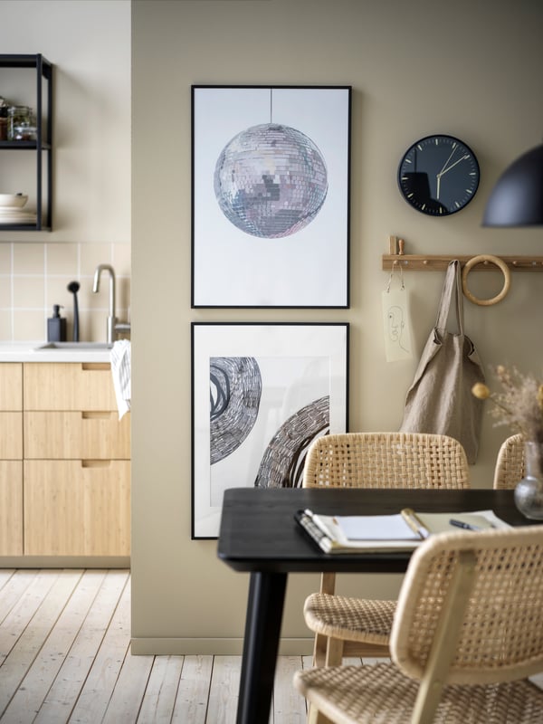 A blue SKÄRIG wall clock in the kitchen