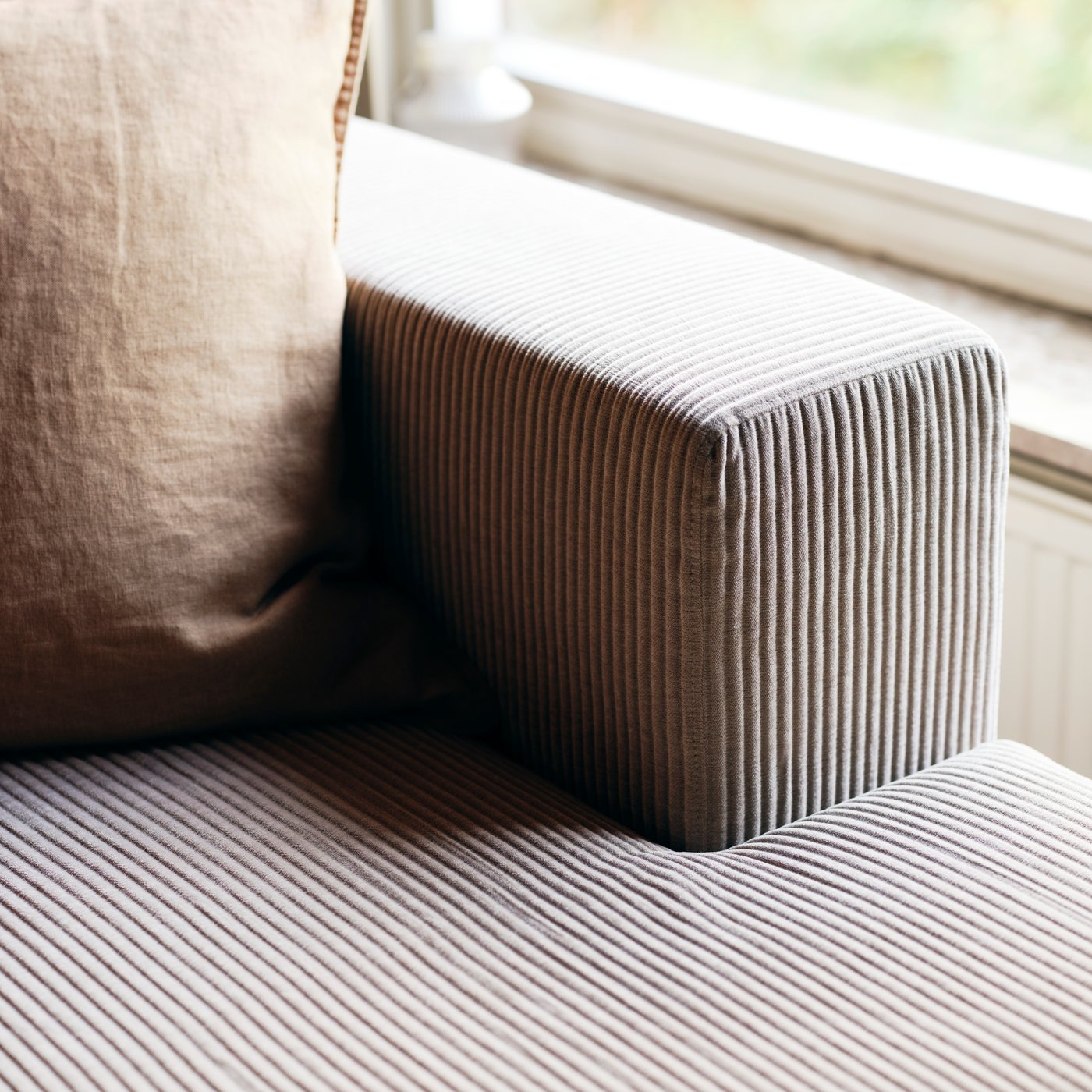 Part of a JÄTTEBO chaise longue with a grey-beige cover chaise longue module and a grey-beige cover for armrest.